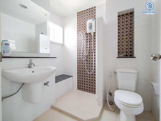 *****บ้านเดี่ยวมือสองย่านนนทบุรีฯ ม.เพอร์เฟคเพลส รัตนาธิเบศร์ หลังมุมจากแบนด์ Property Perfect เนื้อที่กว้างขวางมากถึง 64.10 ตร.ว.  ฟังก์ชัน 3 ห้องนอน 3 ห้องน้ำ ที่จอดรถ 2 คัน ฟรี! เครื่องปรับอากาศ 3 เครื่องพร้อมเข้าอยู่! บนทำเลใกล้รถไฟฟ้าสายสีม่วง "สถานีไทรม้า" และจุดขึ้นทางด่วน "งามวงศ์วาน"